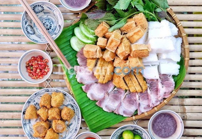 Mẹt bún đậu với bún, đậu hũ, chả cốm, nem chua rán, mắm tôm