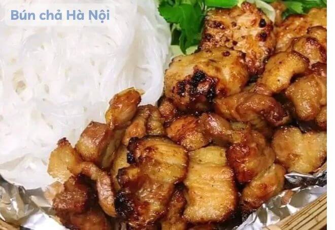 Bún chả Hà Nội có thành phần chính là thịt nướng xém thơm lừng