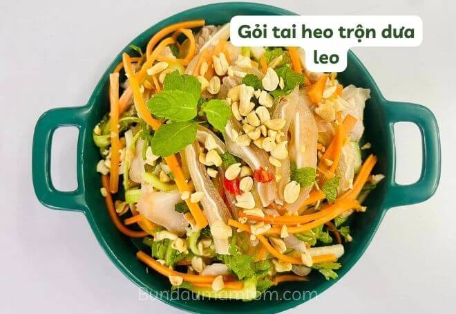 Món gỏi tai heo trộn dưa leo ăn chua ngọt, thanh mát, giòn ngon