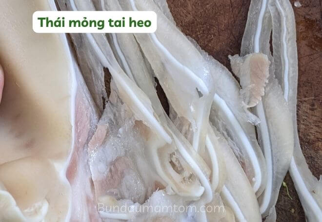 Tai heo muốn trắng, giòn, ngon thì cho vào tô nước đá sau khi luộc 