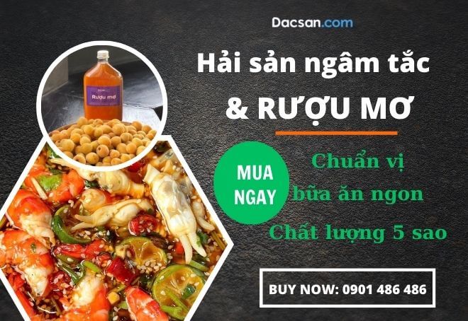 Hải sản ngâm tắc thơm ngon, không tanh, vị chua cay mặn ngọt hấp dẫn vô cùng. Hãy thử làm ngay nhé!
Nếu là một tín đồ ẩm thực, bạn sẽ không còn lạ gì các món ngâm như trứng ngâm tương, bắp bò ngâm dấm, hải sản ngâm tắc… Các món này thực sự có hương vị ngon nghiền rất tuyệt.
Dưới đây là cách làm hải sản ngâm tắc ngon khó cưỡng
Các nguyên liệu bao gồm: 
- Ốc móng tay
- Tôm
- Tắc
- Bột ớt
- Tỏi
- Ớt
- Rau thơm
- Các gia vị gồm: muối, giấm, mắm, đường, dầu hào, chút vừng trắng đã rang thơm.
Các bước làm hải sản ngâm tắc
Bước 1: Pha nước mắm ngâm
Đầu tiên, hãy tiến hành băm tỏi, ớt cho nhỏ. Sau đó cho vào một tô cùng với bột ớt, rau thơm. Rưới dầu nóng lên. Tiếp tục cho thêm 2 muỗng đường, 2 muỗng nước mắm, 1 chút muối, một muỗng dầu hào và nửa chén nước đun sôi để nguội. Dùng muỗng khuấy đều cho tan các nguyên liệu.
Bước 2: Luộc hải sản: tôm và óc móng tay
Tôm và ốc móng tay sơ chế sạch sẽ rồi mang đi luộc. Sau đó thì tiến hành bóc vỏ, cho vào tô.
Bước 3: Sơ chế tắc
Trái tắc thái lát mỏng, loại bỏ hết hạt để không bị đắng rồi cho vào tô tôm, ốc đã luộc bóc vỏ. Ở bước này, rau thơm cũng cho vào cùng luôn.
Bước 4: Hoàn thiện món hải sản ngâm tắc
Lấy phần nước mắm đã pha cho vào tôm, ốc, tắc. Đảo đều lên để tôm và ốc móng tay chìm trong nước mắm. Tới bước này, món hải sản ngâm tắc đã sẵn sàng để ăn rồi. Tuy nhiên, nếu muốn ngon hơn thì để vào tủ lạnh khoảng 2 tiếng để tôm và ốc móng tay ngấm đều gia vị, đậm đà.
Với món hản sản ngâm tắc này, thưởng thức cùng một ly rượu táo mèo hoặc rượu mơ êm ngon, ngọt thơm thì càng tuyệt.
Xem thêm:>>> Cách làm trứng ngâm tương tại nhà tuyệt ngon
Trên đây là cách làm hải sản ngâm tắc ngon cay đủ vị tại nhà. Chúc bạn thành công với công thức này nhé!
