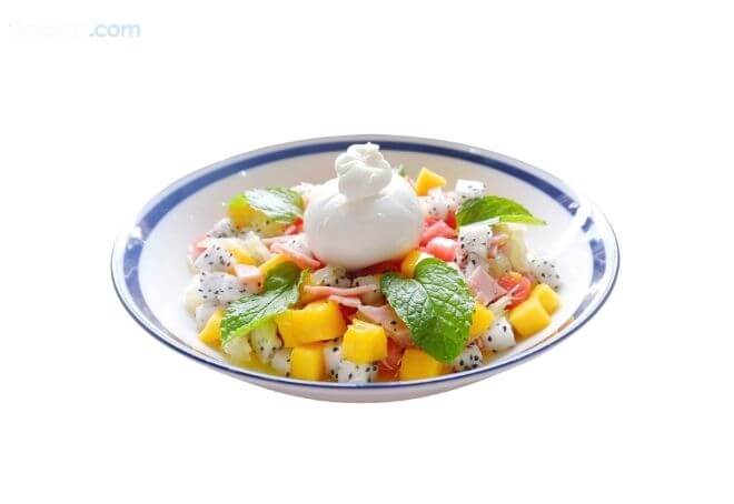 Salad trái cây phô mai ăn rất hấp dẫn.