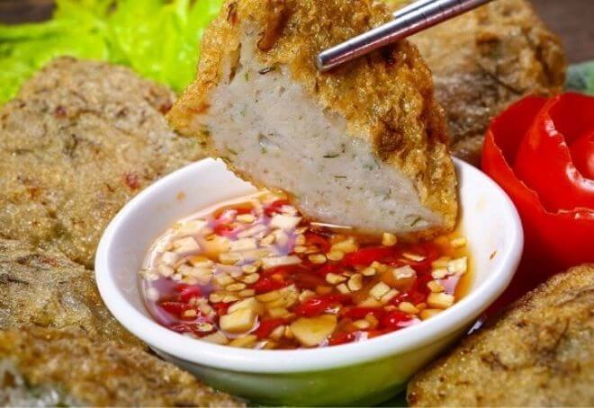 Chả cá chấm nước mắm tỏi ớt siêu ngon! Chả cá chấm nước mắm tỏi ớt siêu ngon!