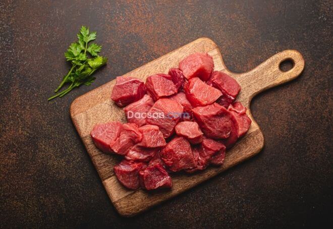 Thịt bò cắt thành những miếng vuông vừa ăn