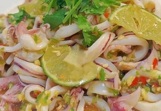 Thành phẩm tê tê, cay cay, chua ngọt quyện với mực giòn ngọt!