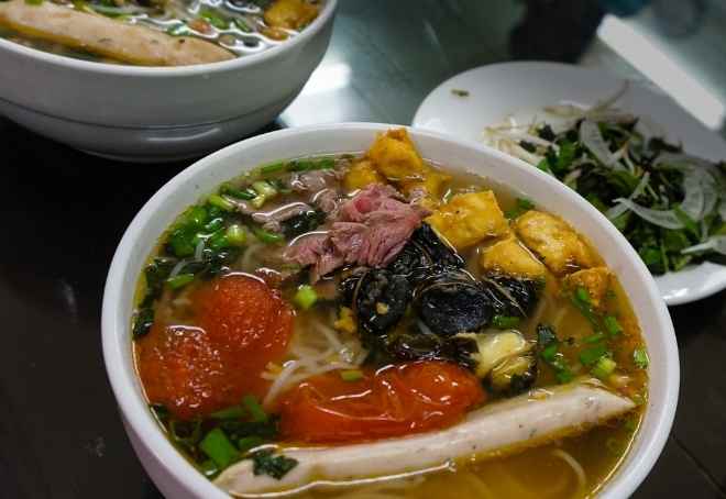 Tô bún ốc riêu cua chất lượng. Bạn có thể thêm bò và cây chả giống tiệm.