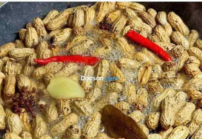 Thêm các gia vị quế, hồi, muối, đường... Thêm các gia vị quế, hồi, muối, đường...