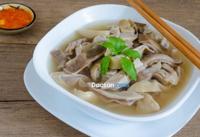 Đặc biệt không nên bóp muối khi sơ chế dạ dày!