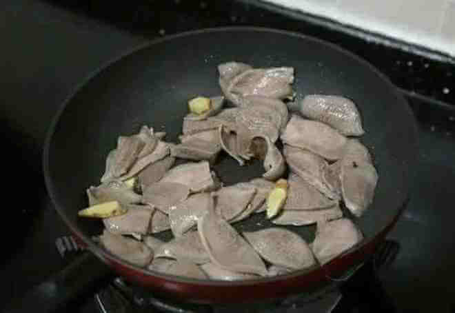 Xào lưỡi bò trước! Xào lưỡi bò trước!